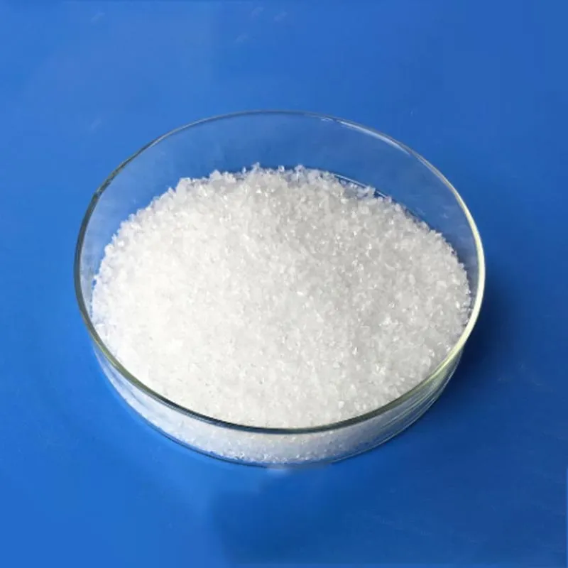 Le pyrophosphate de sodium, de formule chimique Na₄P₂O₇, se présente généralement sous la forme d'une poudre cristalline blanche.